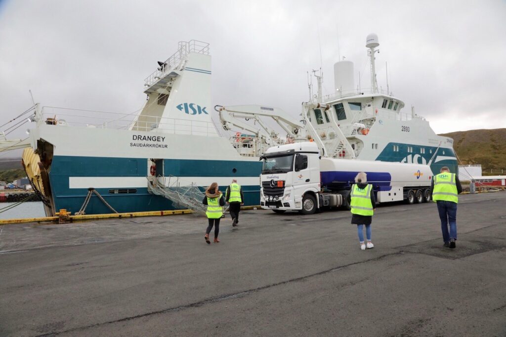 Öryggishópur á leið um borð í Drangey