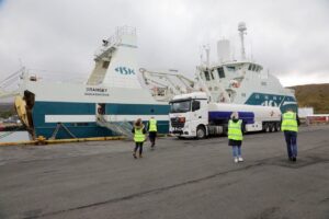 Öryggishópur á leið um borð í Drangey