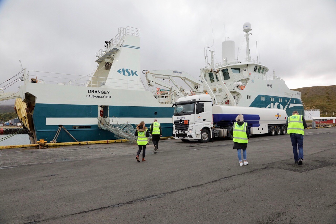 Öryggishópur á leið um borð í Drangey